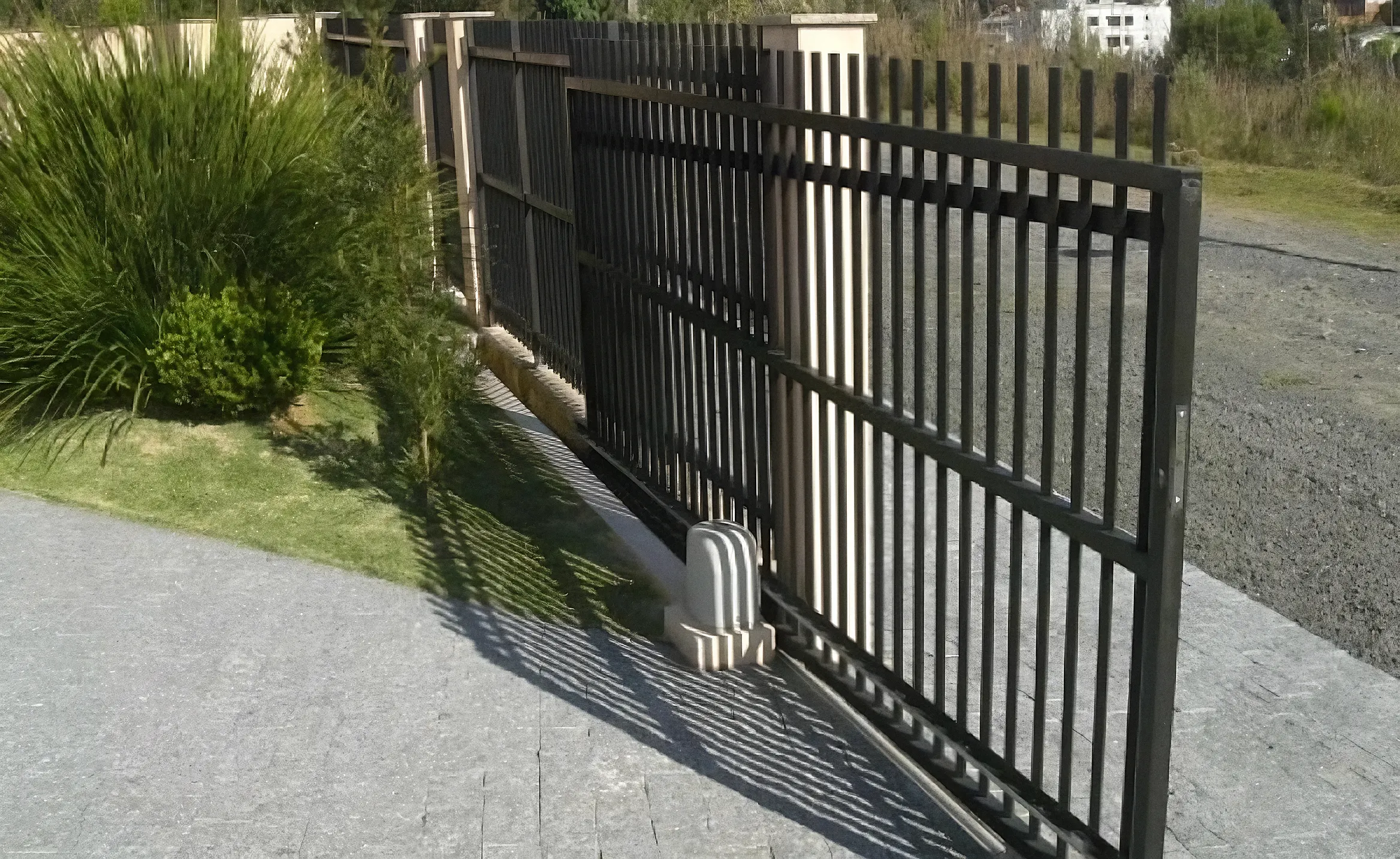 Grade de proteção preta instalada na lateral do imóvel