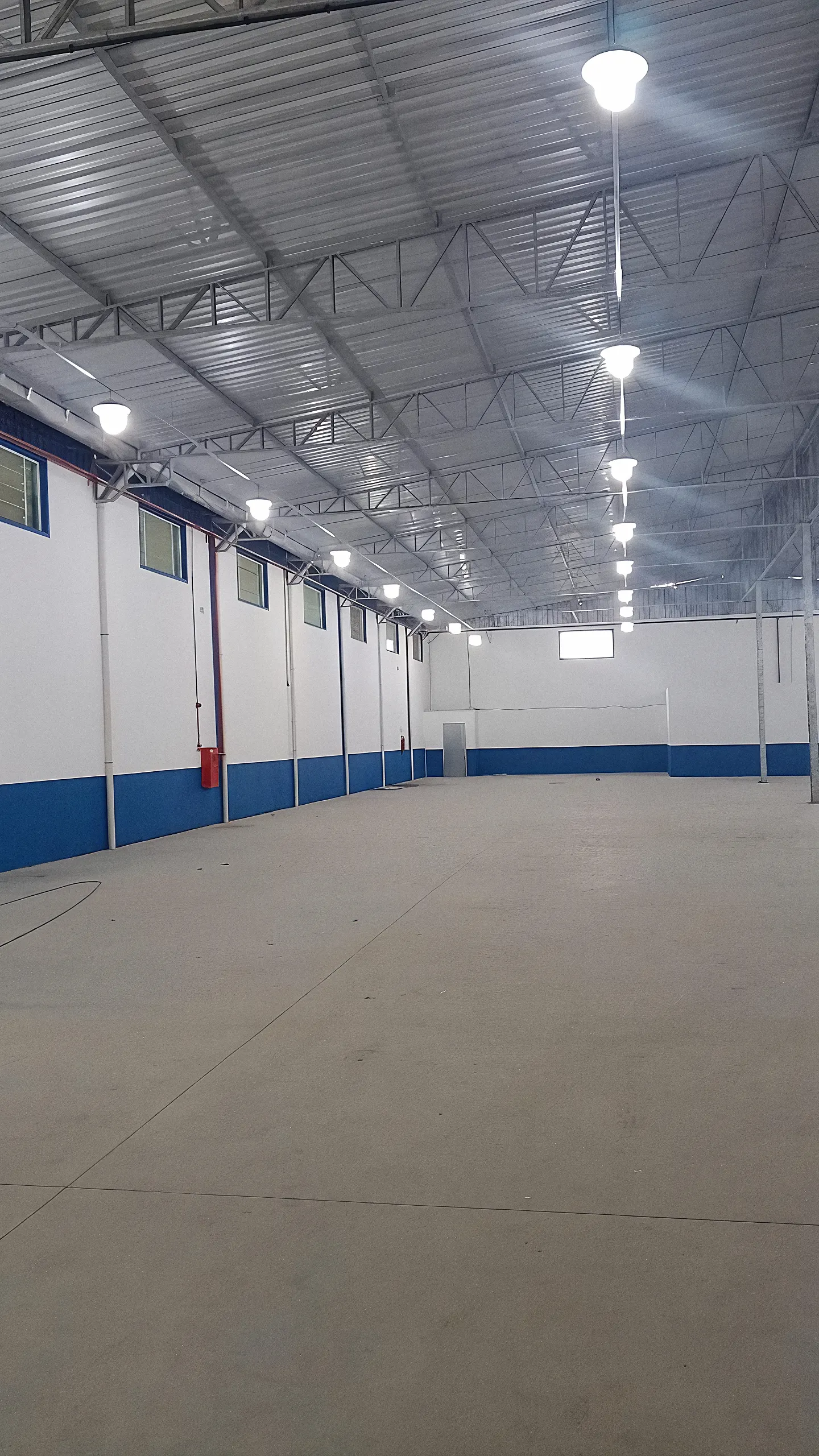 Galpão comercial recém pintado por dentro