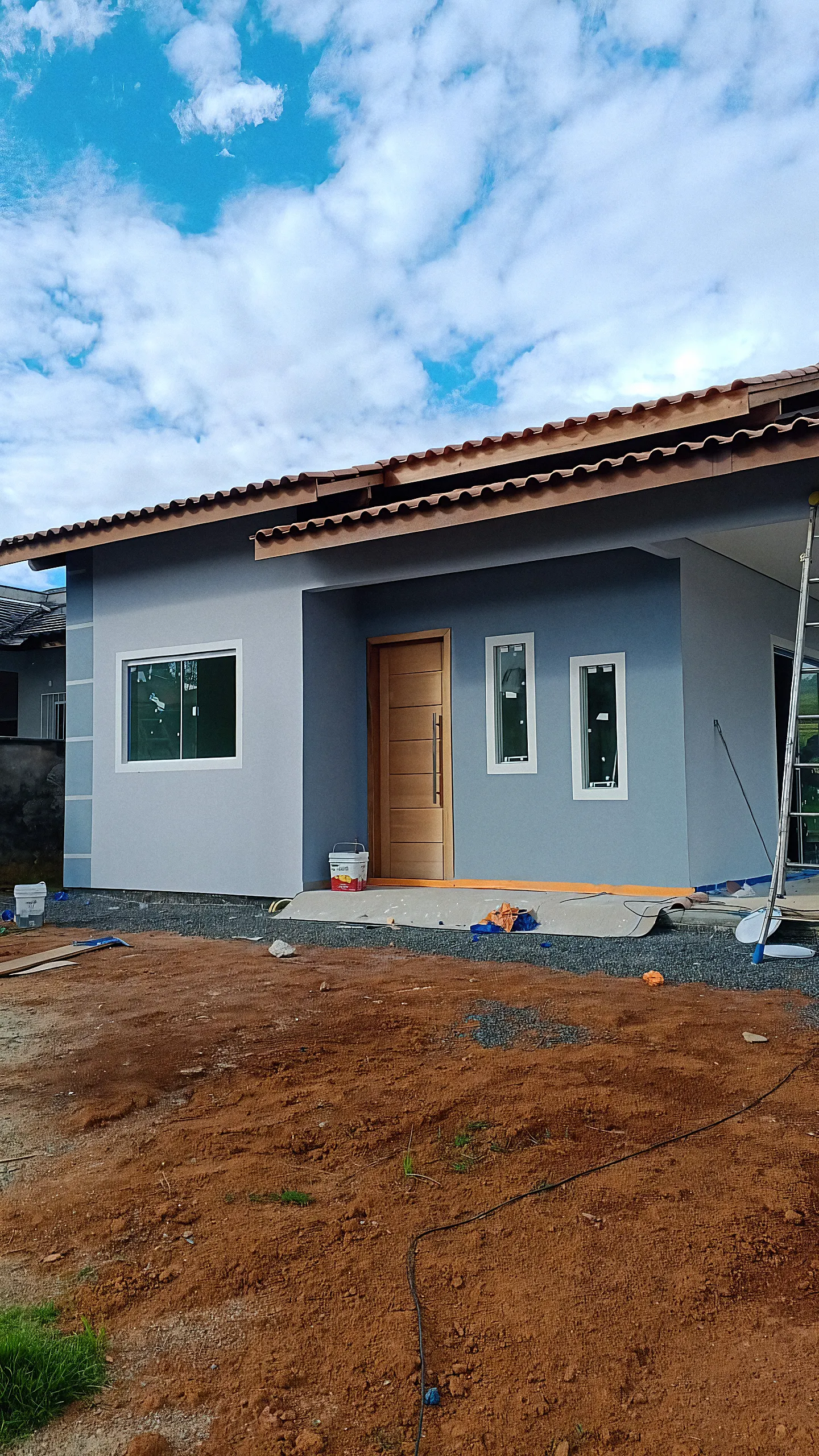 Fachada residencial recém pintada em cinza