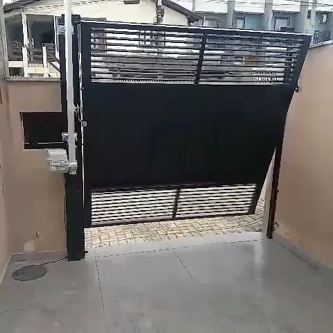 Portão basculante preto com faixas vazadas fechando, filmado de dentro da garagem, com o braço do automatizador na lateral