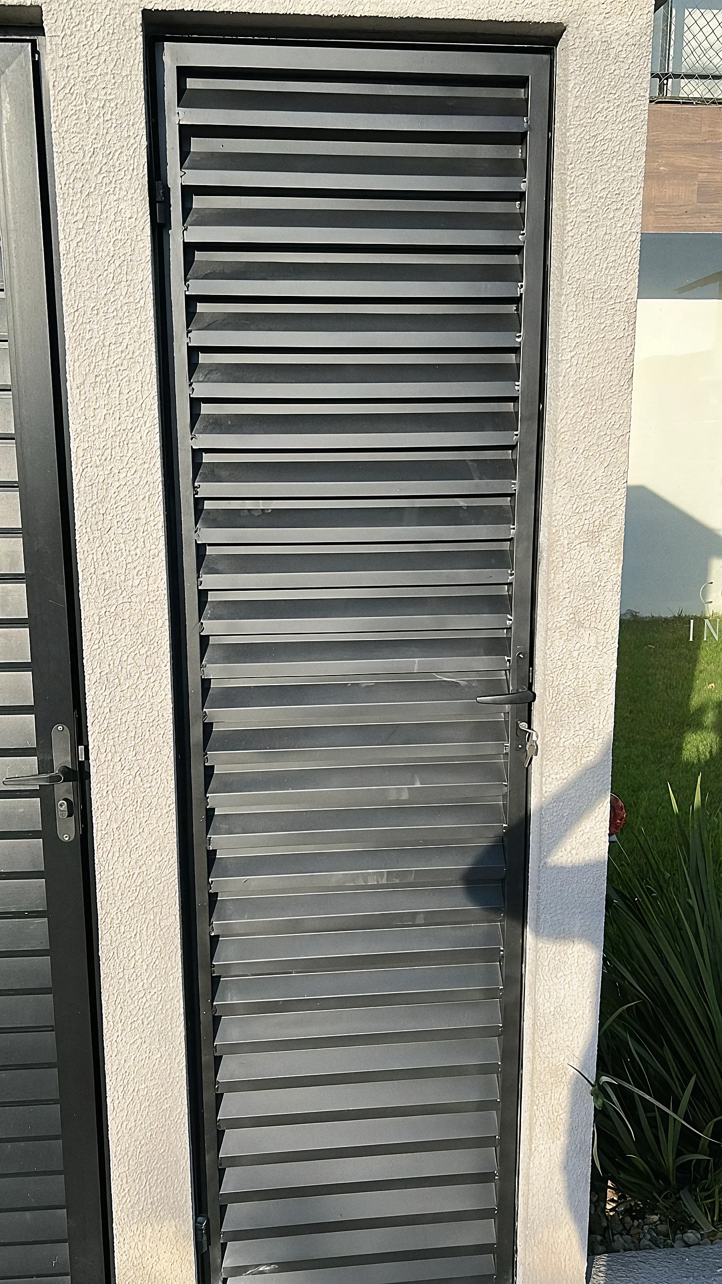 Porta basculante ripada em alumínio escovado