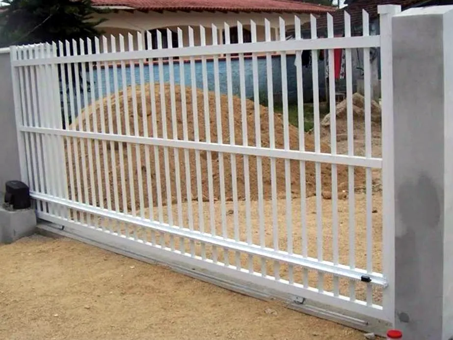 Portão de correr branco de barras verticais com automatizador instalado ao lado, em casa no bairro Aventureiro, em Joinville