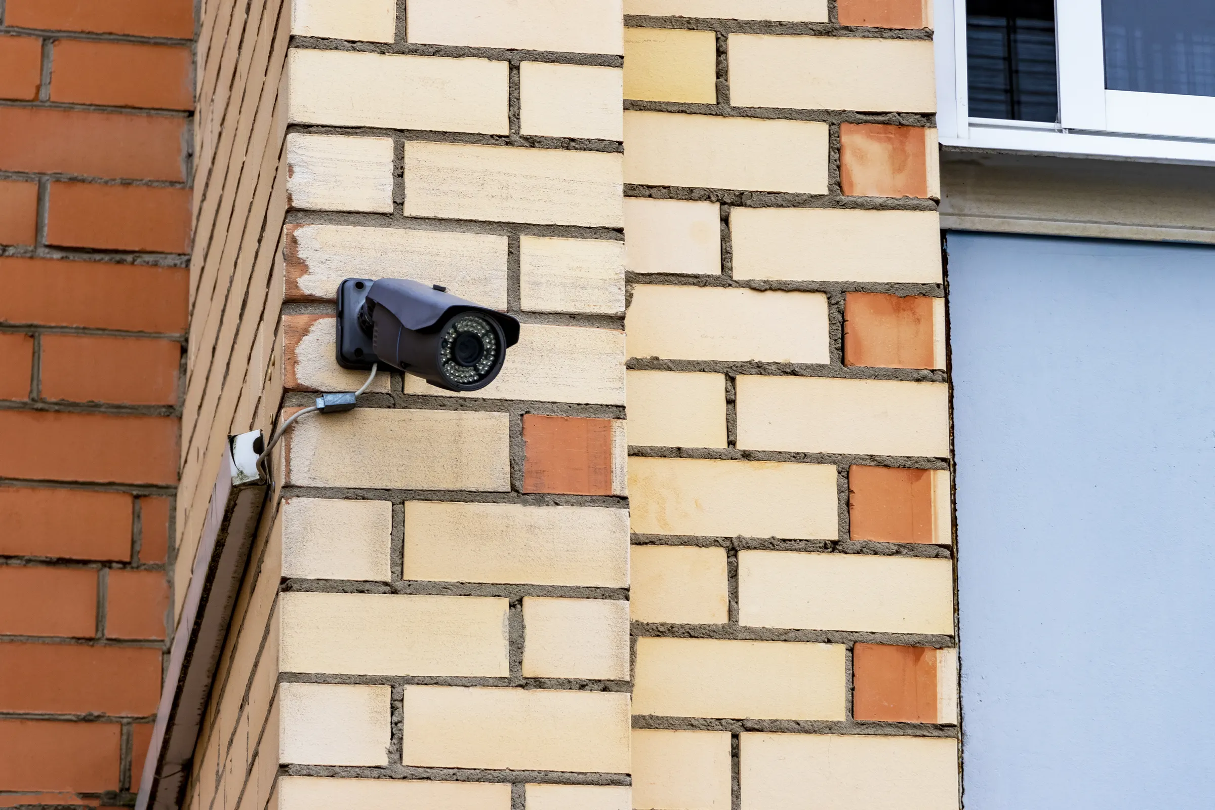 Câmera de segurança instalada na fachada de um imóvel