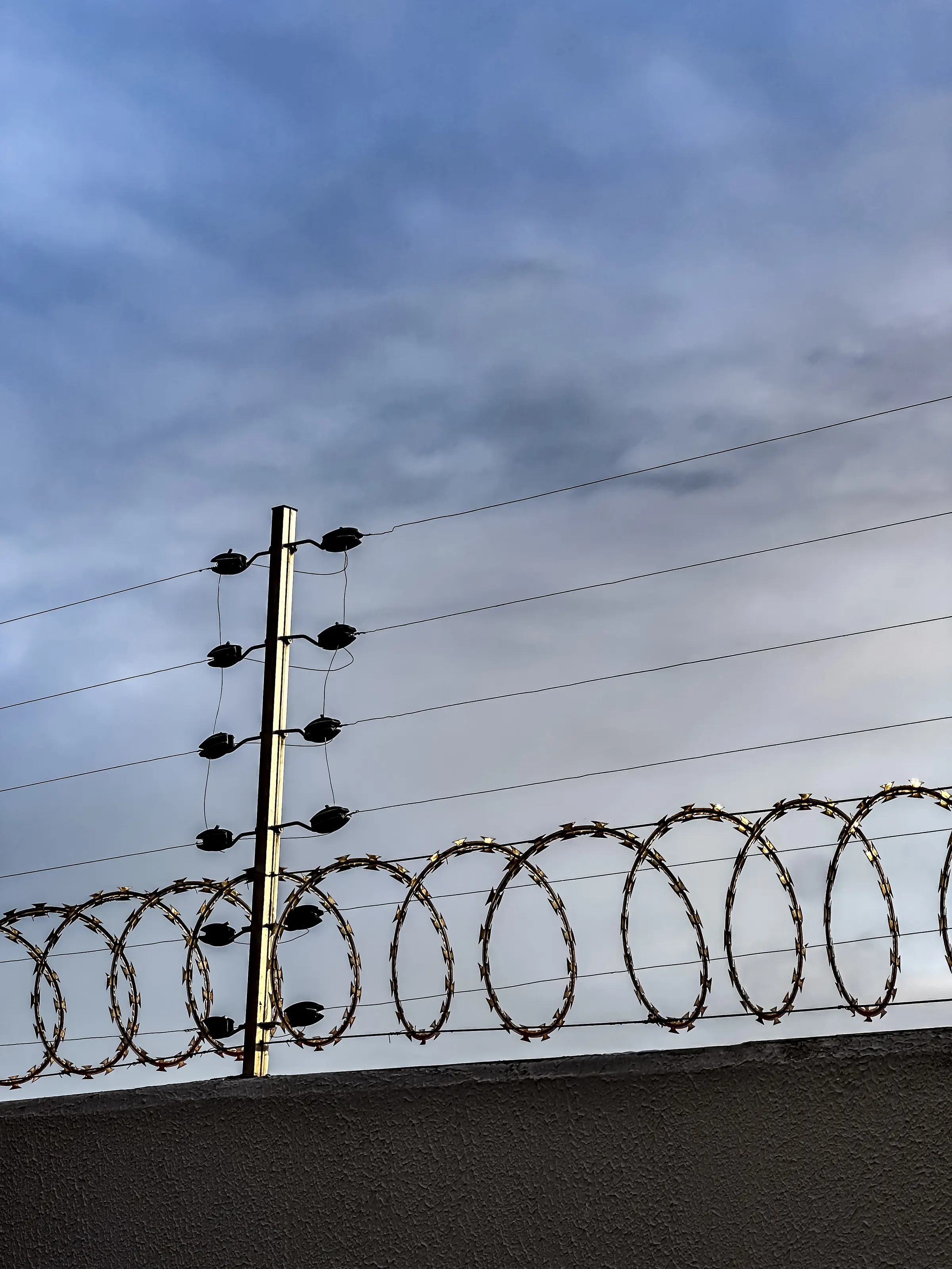 Cerca elétrica instalada sobre muro